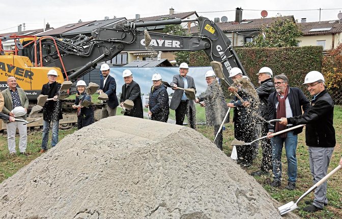 Symbolischer Baubeginn: Mit 15 Spaten stachen gestern die Vertreter der beteiligten Stellen in den eigens bereitgestellten Sandhaufen am Ende der Illinger Mühlstraße. Foto: Küppers