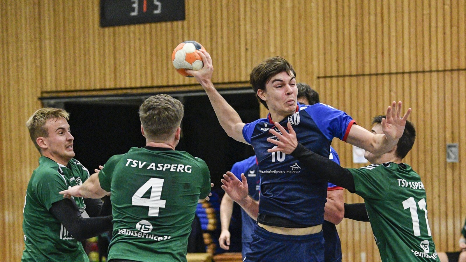 Durchsetzungsstark präsentiert sich Lukas Stefani (Mitte) mit dem TSV Oberriexingen im Auswärtsspiel beim TV Tamm. Foto: Archiv/Leitner Durchsetzungsstark präsentiert sich Lukas Stefani (Mitte) mit dem TSV Oberriexingen im Auswärtsspiel beim TV Tamm. Foto: Archiv/Leitner
