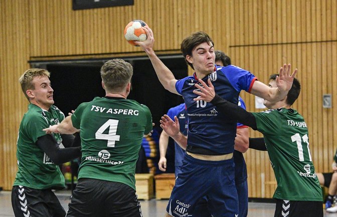 Durchsetzungsstark präsentiert sich Lukas Stefani (Mitte) mit dem TSV Oberriexingen im Auswärtsspiel beim TV Tamm. <span class='image-autor'>Foto: Archiv/Leitner</span>