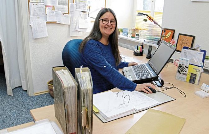 Schuldnerberaterin Heike Krieg mit den Ordnern eines Klienten, die sie bearbeitet.    Foto: Rücker