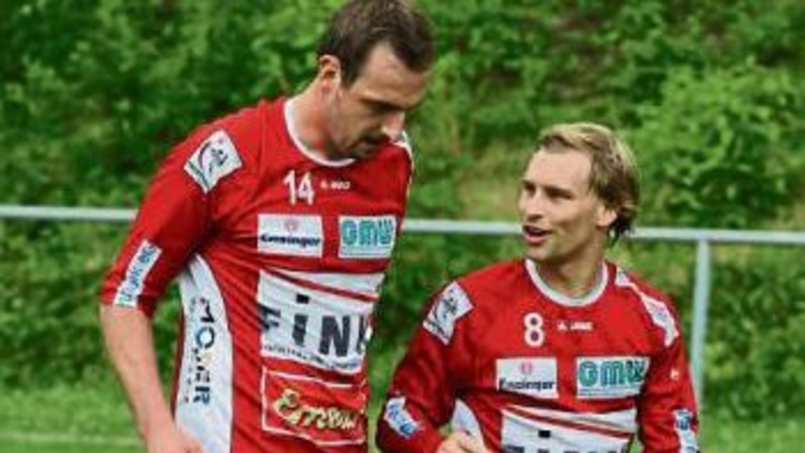 Marc Krüger und Daniel Wörsinger (von links) besprechen die letzten Details der Taktik für das Frühlingsturnier. Foto: Nachreiner