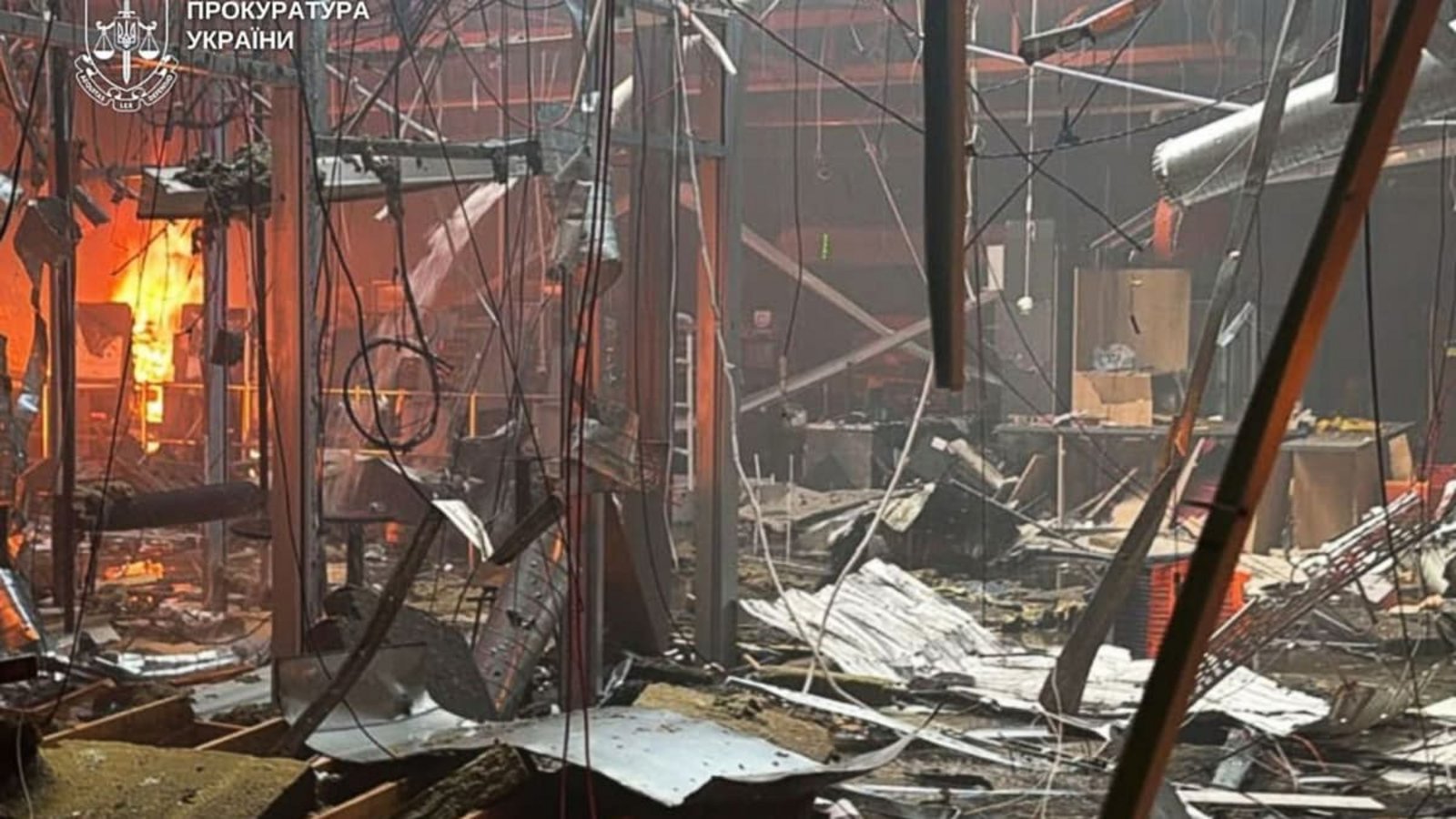 Dieses von der ukrainischen Staatsanwaltschaft zur Verfügung gestellte Foto zeigt Trümmer und ein Feuer in einem Einkaufszentrum nach einem russischen Drohnenangriff.---/Staatsanwaltschaft der Ukraine/dpa