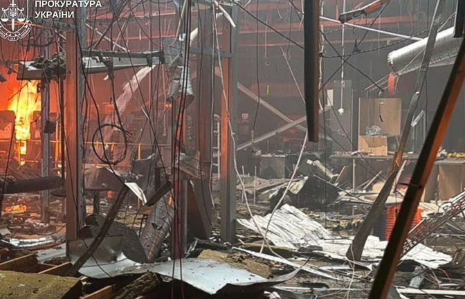 Dieses von der ukrainischen Staatsanwaltschaft zur Verfügung gestellte Foto zeigt Trümmer und ein Feuer in einem Einkaufszentrum nach einem russischen Drohnenangriff.<span class='image-autor'>---/Staatsanwaltschaft der Ukraine/dpa</span>