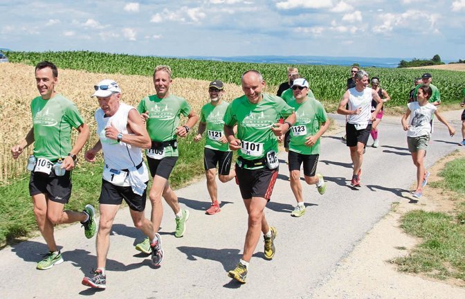 Eingerahmt von Andreas Weis (links) und Karl-Heinz Dieterle (Vierter von links) hat Peter Klein (Zweiter von links) seinen 100. Marathon absolviert. Foto: Nachreiner