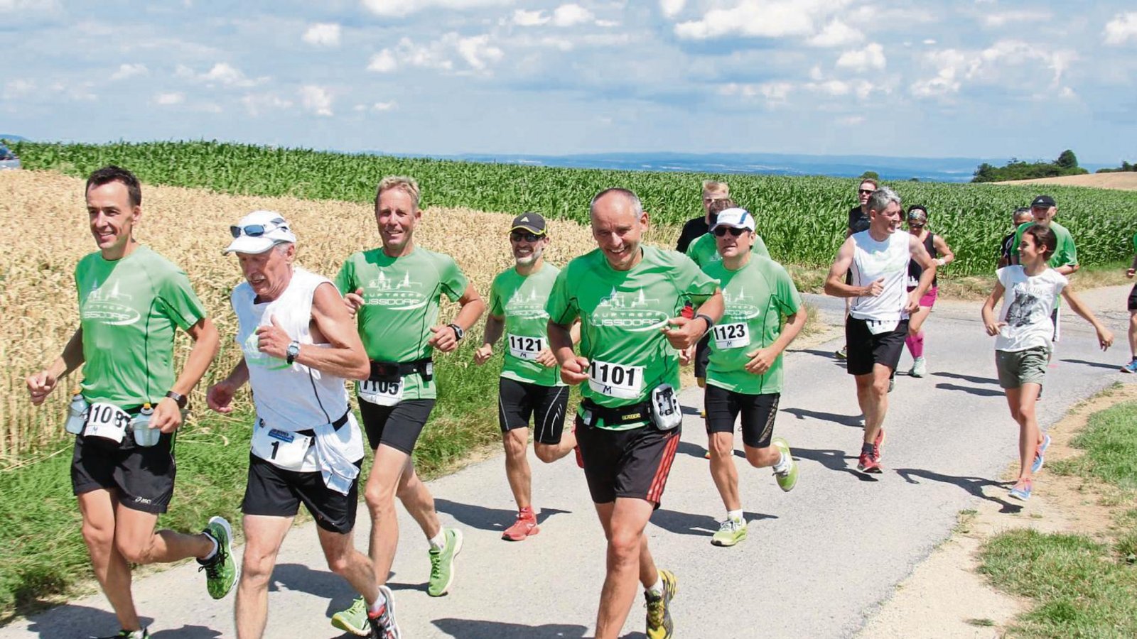 Eingerahmt von Andreas Weis (links) und Karl-Heinz Dieterle (Vierter von links) hat Peter Klein (Zweiter von links) seinen 100. Marathon absolviert. Foto: Nachreiner Eingerahmt von Andreas Weis (links) und Karl-Heinz Dieterle (Vierter von links) hat Peter Klein (Zweiter von links) seinen 100. Marathon absolviert. Foto: Nachreiner