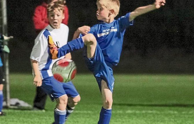 Jonah Lanik vom TSV Nussdorf schaut zu, wie Jannick Komm vom VfB Vaihingen (rechts) versucht, den Ball akrobatisch unter Kontrolle zu bekommen. Foto: Simecek