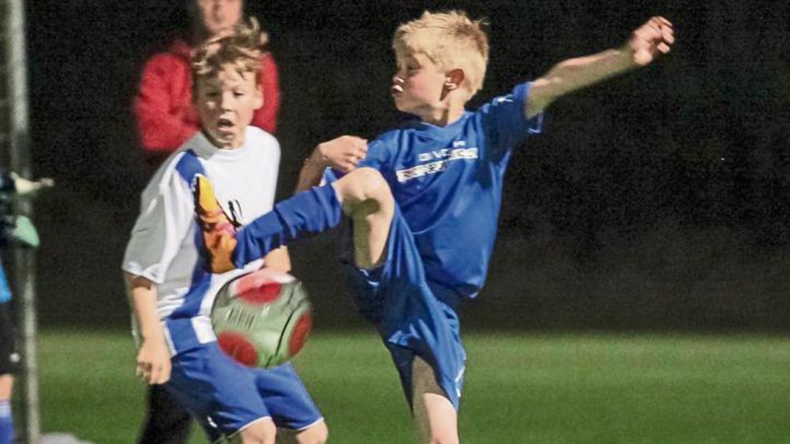 Jonah Lanik vom TSV Nussdorf schaut zu, wie Jannick Komm vom VfB Vaihingen (rechts) versucht, den Ball akrobatisch unter Kontrolle zu bekommen. Foto: Simecek