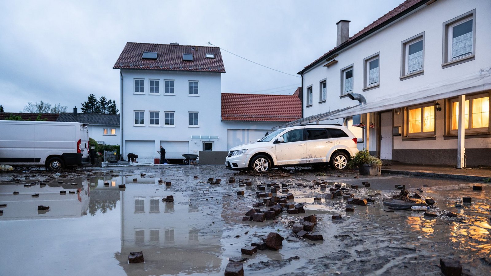 Schlamm und Geröll bleiben nach dem Sturzregen zurück.Foto: dpa/Silas Stein Schlamm und Geröll bleiben nach dem Sturzregen zurück.Foto: dpa/Silas Stein