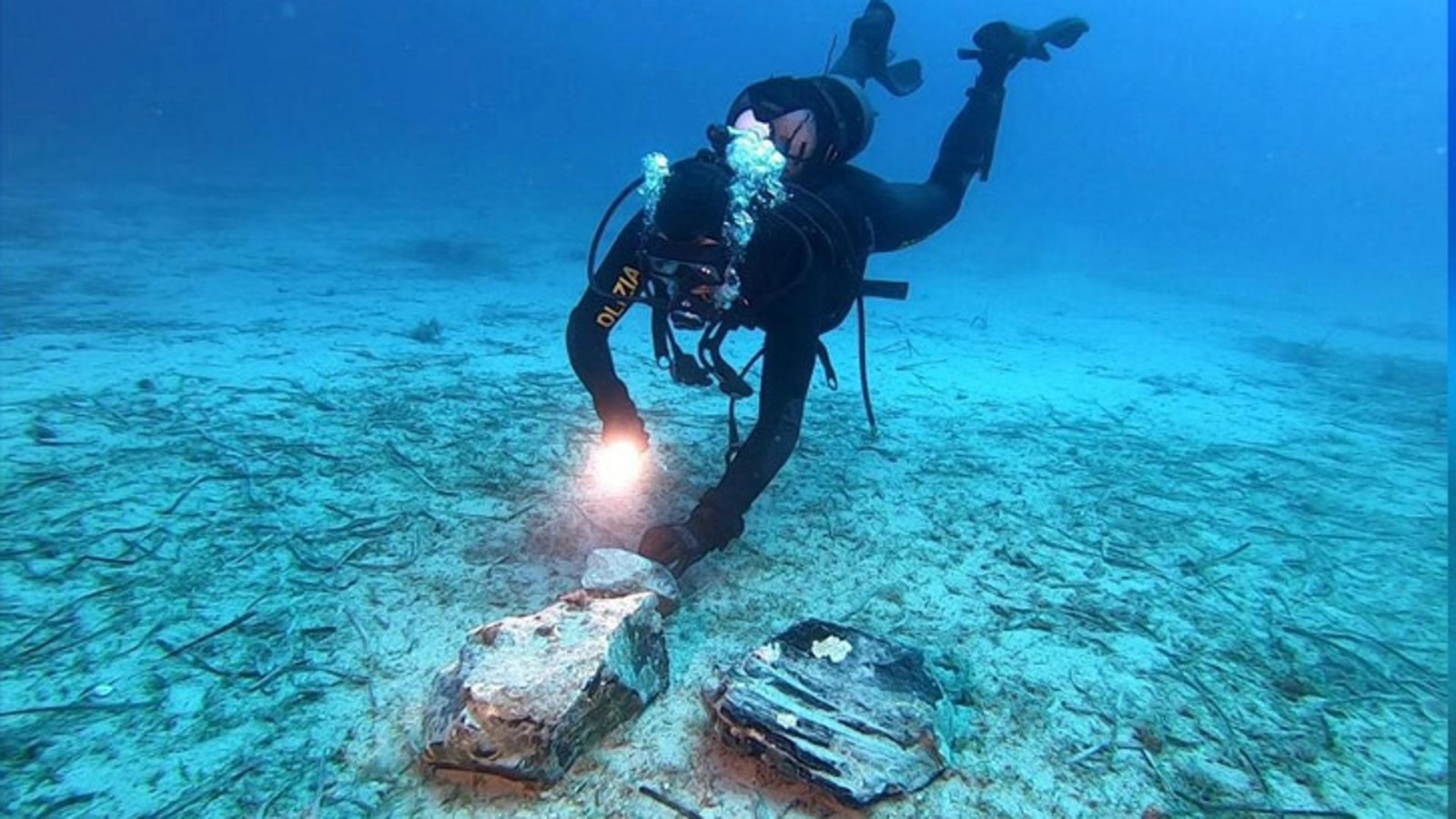 Diese Obsidianbrocken am Meeresgrund vor Capri stammen aus der Jungsteinzeit und könnte Teil der Fracht eines steinzeitlichen Schiffs gewesen sein.Foto: © SABP Diese Obsidianbrocken am Meeresgrund vor Capri stammen aus der Jungsteinzeit und könnte Teil der Fracht eines steinzeitlichen Schiffs gewesen sein.Foto: © SABP