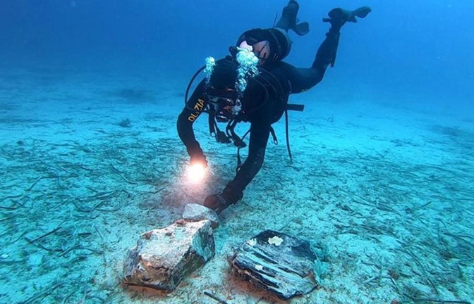Diese Obsidianbrocken am Meeresgrund vor Capri stammen aus der Jungsteinzeit und könnte Teil der Fracht eines steinzeitlichen Schiffs  gewesen sein.<span class='image-autor'>Foto: © SABP</span>