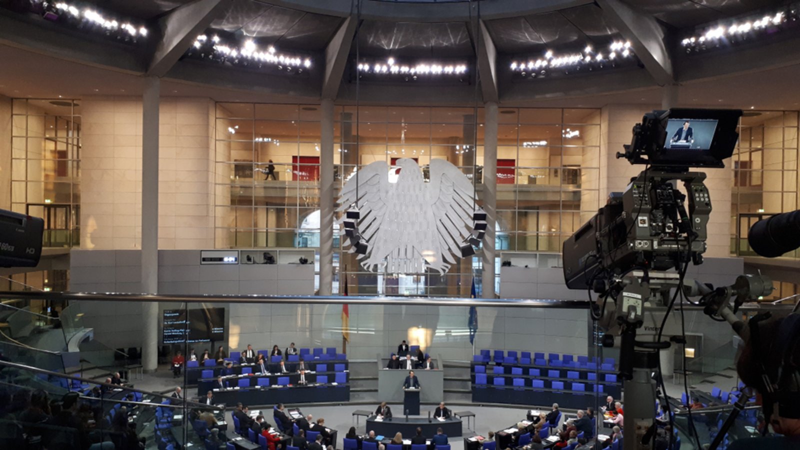 Auch die heutige Sitzung wird wieder live übertragen.Foto: Matthias Wehnert / shutterstock.com
