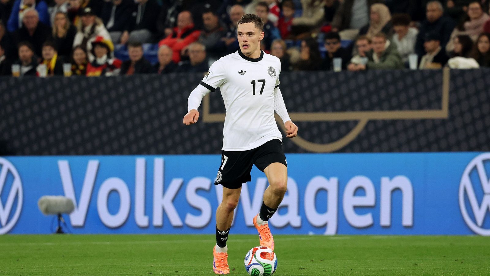Florian Wirtz (Note 1,5): Von Anfang sehr agil auf der linken Seite. Mit seinen Dribblings verursachte Florian Wirtz auch einigen Wirbel bei den Eidgenossen. Gelegentlich wäre ein einfacher Pass jedoch besser. Bereitete das 1:1 durch Jonathan Tah vor (26.) – und er erzielte die 3:2-Führung (61.). Ein zauberhafter Schlenzer. Das 4:3 durch ihn war wieder ein Kunstschuss, fast aus dem Stand.Foto: Pressefoto Baumann/Hansjürgen B