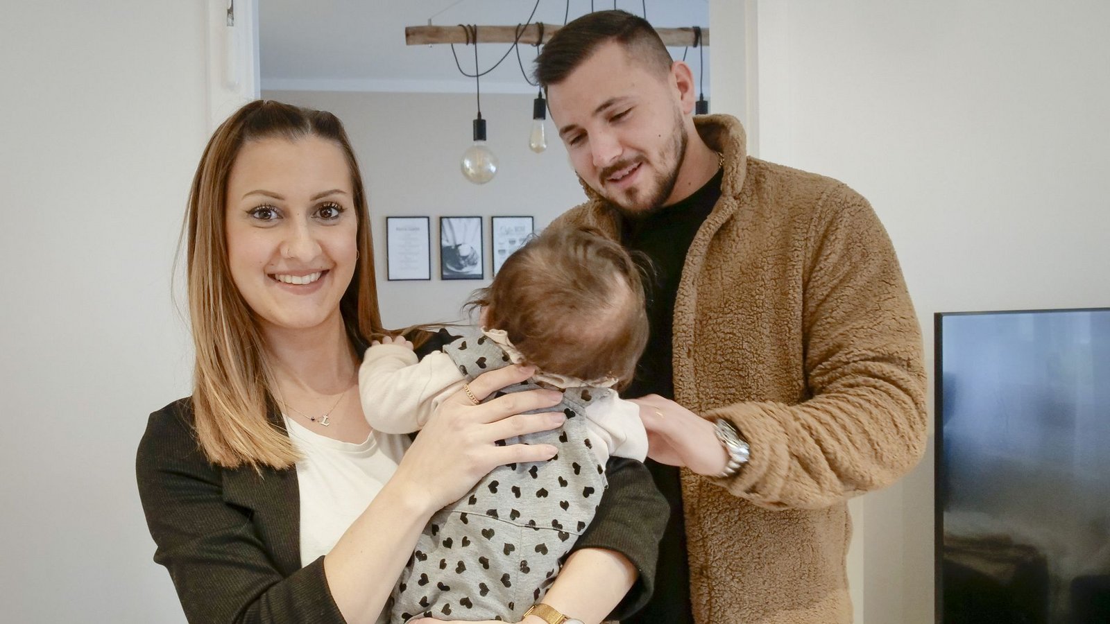 Francesca und ihr Mann sind im Glück: Ihre kleine Chiara ist mit einer Zwerchfellhernie zur Welt gekommen – und hat den Eingriff gut überstanden.Foto: Simon Granville/Simon Granville Francesca und ihr Mann sind im Glück: Ihre kleine Chiara ist mit einer Zwerchfellhernie zur Welt gekommen – und hat den Eingriff gut überstanden.Foto: Simon Granville/Simon Granville