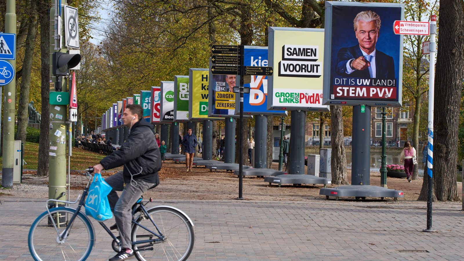 In den Niederlanden stehen 27 Parteien zur Wahl. Umfragen sehen den Rechtspopulisten Geert Wilders in der Wählergunst vorne.Foto: Peter Dejong/AP/dpa In den Niederlanden stehen 27 Parteien zur Wahl. Umfragen sehen den Rechtspopulisten Geert Wilders in der Wählergunst vorne.Foto: Peter Dejong/AP/dpa