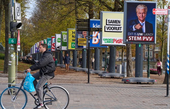 In den Niederlanden stehen 27 Parteien zur Wahl. Umfragen sehen den Rechtspopulisten Geert Wilders in der Wählergunst vorne.<span class='image-autor'>Foto: Peter Dejong/AP/dpa</span>