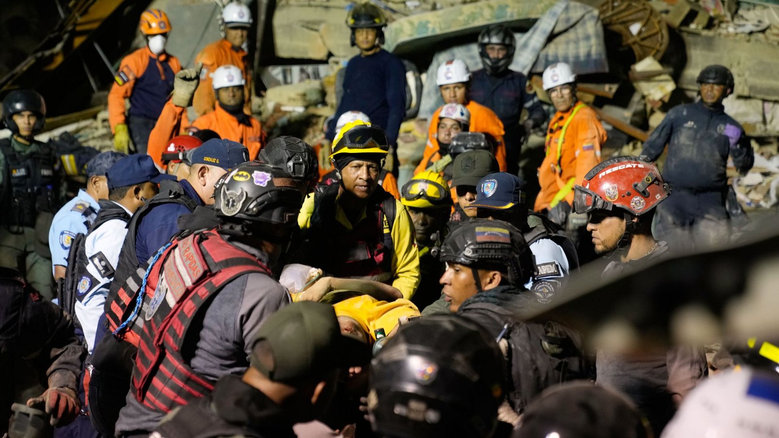 Rettungskräfte durchsuchen nach einem Erdbeben in den Trümmer eines eingestürzten Gebäudes.Foto: Ariana Cubillos/AP/dpa/Ariana Cubillos