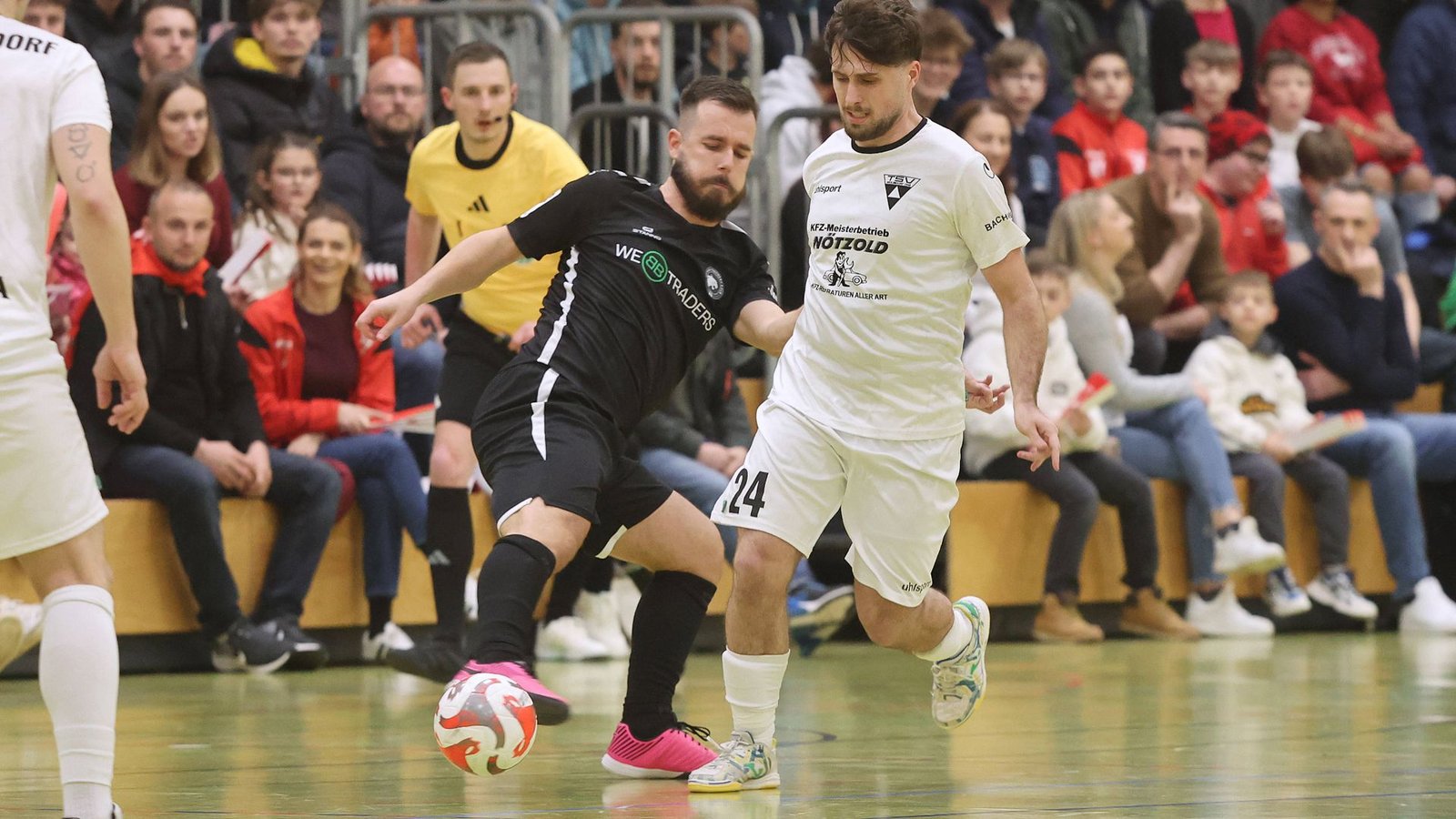 Hajrulla Redzepi (re.) und dem TSV Weilimdorf fehlt noch ein Sieg zur Deutschen Futsal-Meisterschaft.Foto: Pressefoto Baumann Hajrulla Redzepi (re.) und dem TSV Weilimdorf fehlt noch ein Sieg zur Deutschen Futsal-Meisterschaft.Foto: Pressefoto Baumann