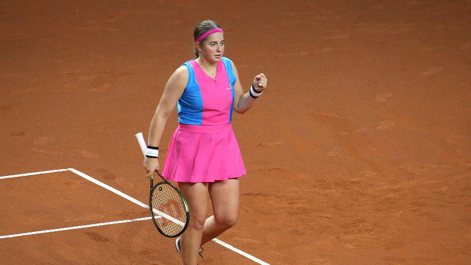Jelena Ostapenko ist Top-Kandidatin für das schrillste Outfit. In Stuttgart trat sie zu ihrer Erstrunden-Partie in einem blau-pinken Kleid an. Sie hat es selbst entworfen. Begründung: „Ich will tragen, was ich will.“Foto: Baumann