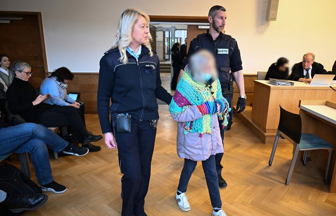 Die Angeklagte wird in den Saal geführt.<span class='image-autor'>Foto: dpa/Bernd Weißbrod</span>
