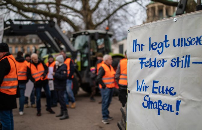 Verstopfte Straßen infolge von Bauernprotesten werden auch Schüler auf ihrem Weg behindern.<span class='image-autor'>Foto: dpa/Christoph Schmidt</span>