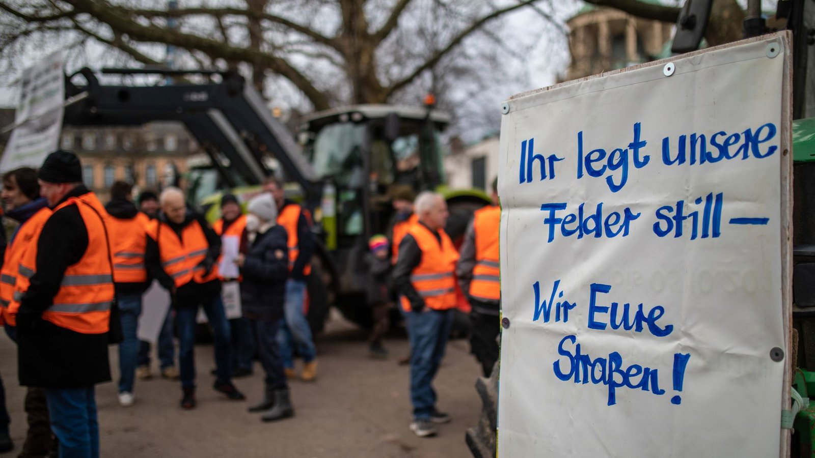 Verstopfte Straßen infolge von Bauernprotesten werden auch Schüler auf ihrem Weg behindern.Foto: dpa/Christoph Schmidt