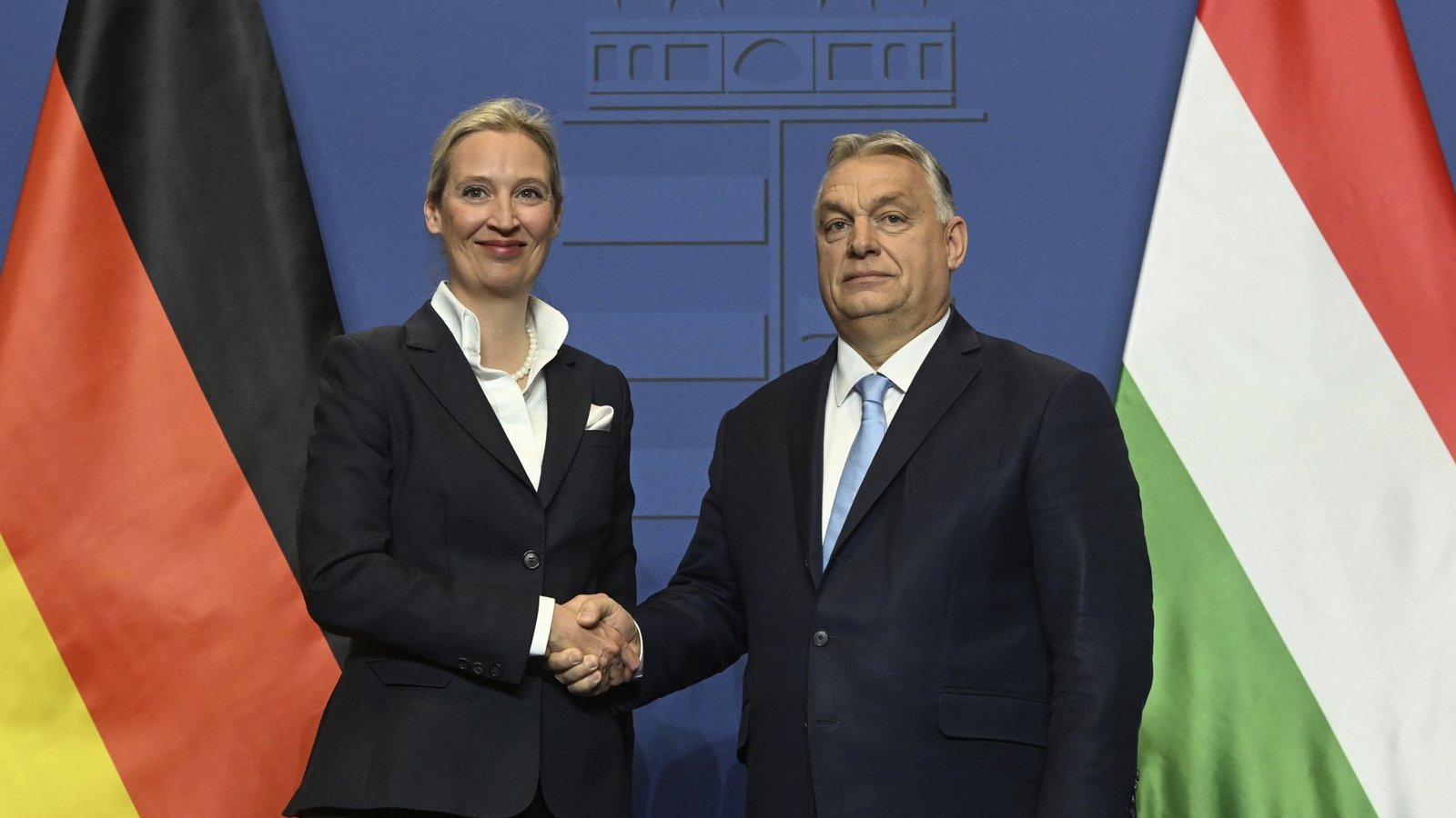 Lächeln und Händeschütteln: Alice Weidel trifft den ungarischen Regierungschef Viktor Orban.Foto: dpa/Szilard Koszticsak Lächeln und Händeschütteln: Alice Weidel trifft den ungarischen Regierungschef Viktor Orban.Foto: dpa/Szilard Koszticsak