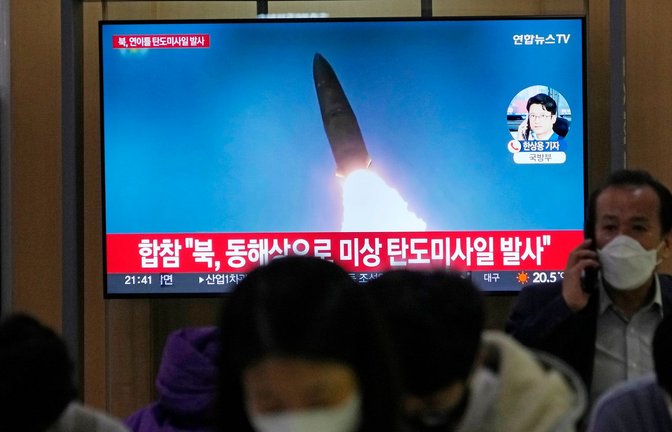 Ein Fernsehbildschirm zeigt ein Bild eines nordkoreanischen Raketenstarts in einer Nachrichtensendung im Bahnhof von Seoul.<span class='image-autor'>Foto: Ahn Young-Joon/AP/dpa</span>