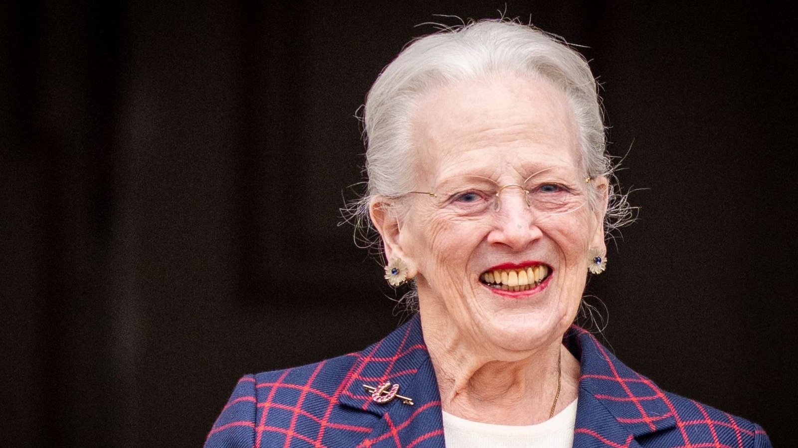 Dänemarks ehemalige Königin Margrethe lächelt an ihrem 86. Geburtstag im Innenhof von Schloss Fredensborg. (Archivbild).Foto: Ida Marie Odgaard/Ritzau Scanpix