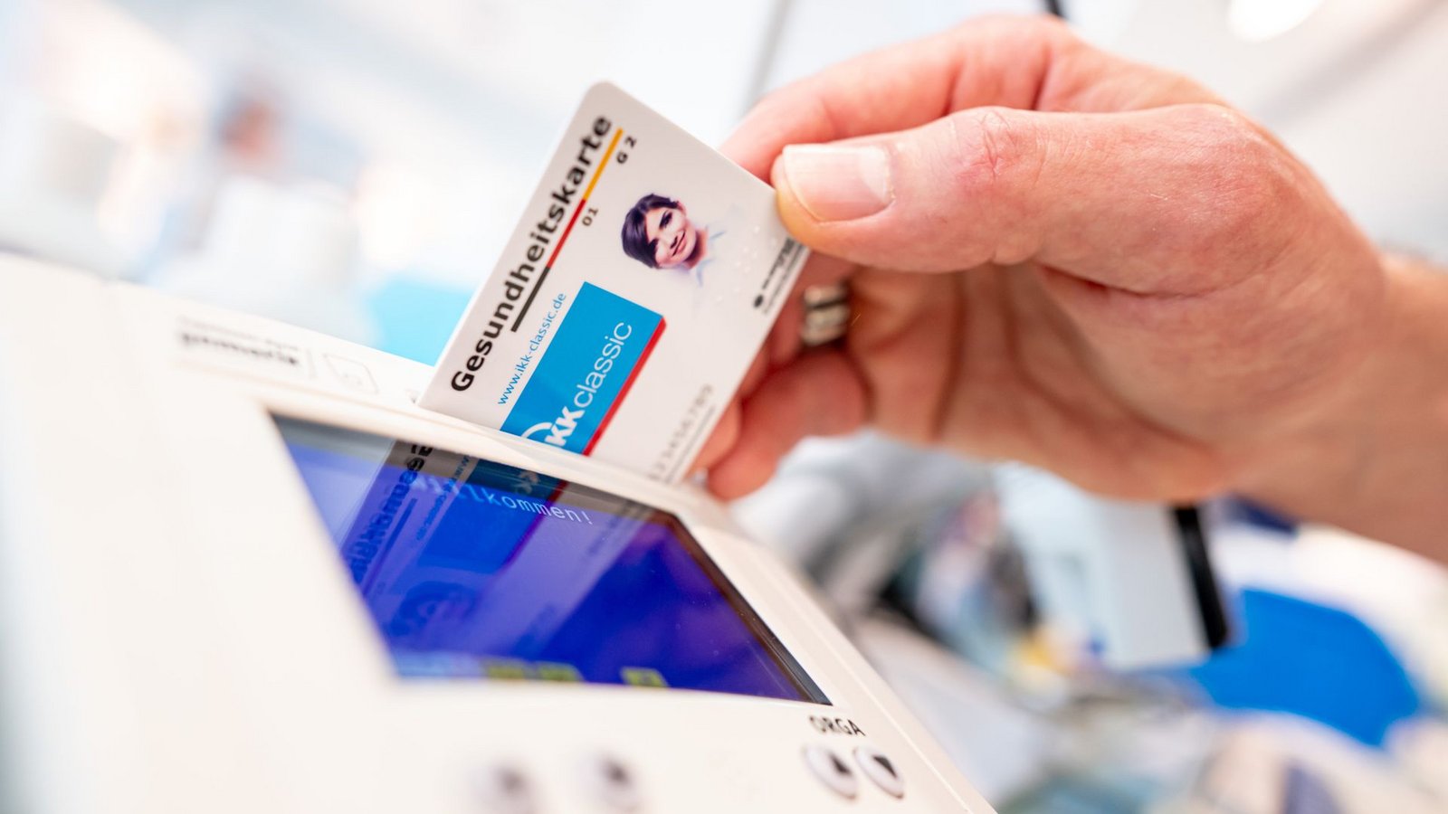 Ein Mitarbeiter einer Apotheke steckt eine Gesundheitskarte in ein Lesegerät. Elektronische Rezepte sollen nach jahrelangen Verzögerungen 2024 den Durchbruch schaffen und zum Standard für Millionen Patienten werden.Foto: dpa/Fabian Sommer