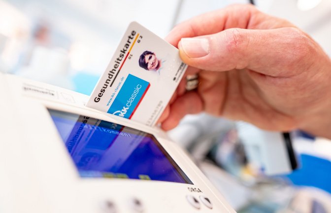 Ein Mitarbeiter einer Apotheke steckt eine Gesundheitskarte in ein Lesegerät. Elektronische Rezepte sollen nach jahrelangen Verzögerungen 2024 den Durchbruch schaffen und zum Standard für Millionen Patienten werden.<span class='image-autor'>Foto: dpa/Fabian Sommer</span>
