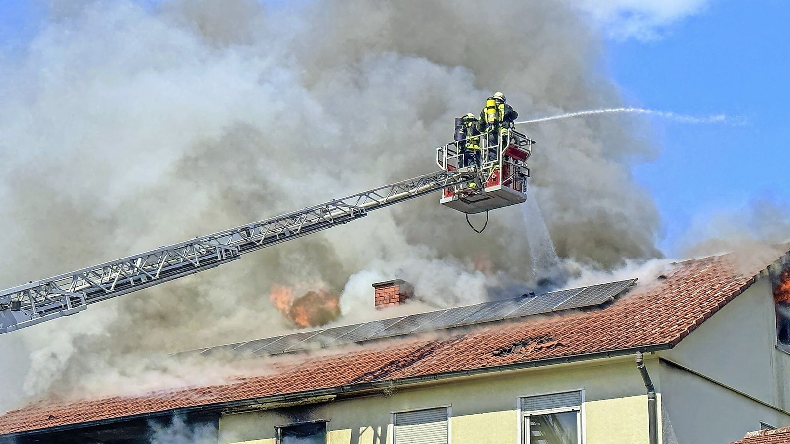 Das Feuer in dem Haus in Lahr-Burgheim war am frühen Nachmittag des Ostersonntags ausgebrochen.Foto: Einsatz-Report24 Das Feuer in dem Haus in Lahr-Burgheim war am frühen Nachmittag des Ostersonntags ausgebrochen.Foto: Einsatz-Report24