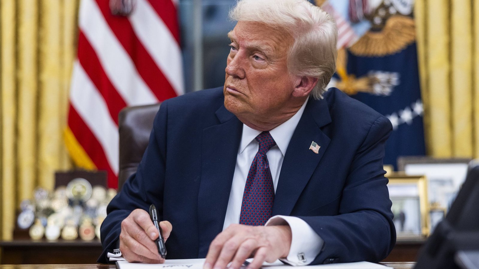 US-Präsident Donald Trump unterzeichnet schon am ersten Tag im Amt zahllose Dekrete.Foto: imago/Newscom US-Präsident Donald Trump unterzeichnet schon am ersten Tag im Amt zahllose Dekrete.Foto: imago/Newscom