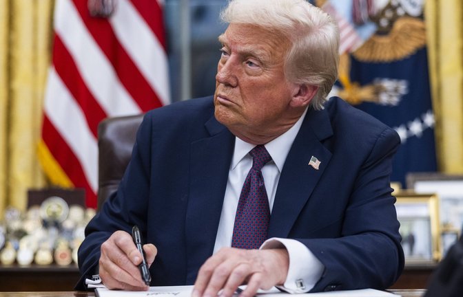 US-Präsident Donald Trump unterzeichnet schon am ersten Tag im Amt zahllose Dekrete.<span class='image-autor'>Foto: imago/Newscom</span>