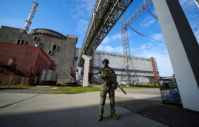 Ein russischer Soldat bewacht einen Bereich des Atomkraftwerks Saporischschja.<span class='image-autor'>Foto: -/AP/dpa</span>