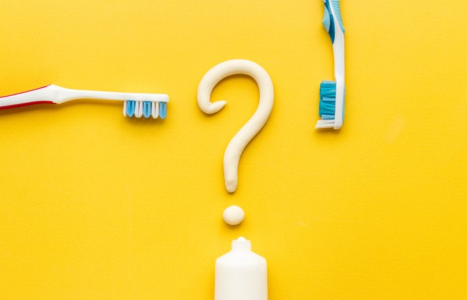 In der Regel werden Zähne zu selten geputzt. Aber kann man sich auch zu lange oder zu oft die Zähne putzen?<span class='image-autor'>Foto: 9dream studio / Shutterstock.com</span>