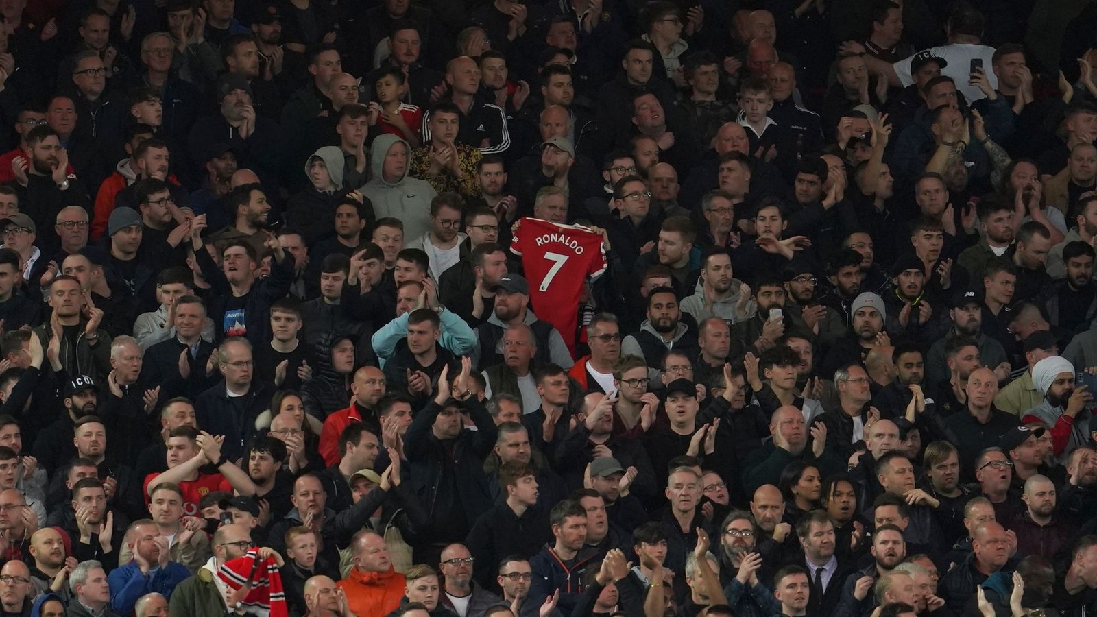 Zuschauer applaudieren in der siebten Spielminute zur Unterstützung von Manchester Uniteds Cristiano Ronaldo und dessen Partnerin Georgina Rodriguez nach deren schwerem Schicksalsschlag.Foto: Jon Super/AP/dpa