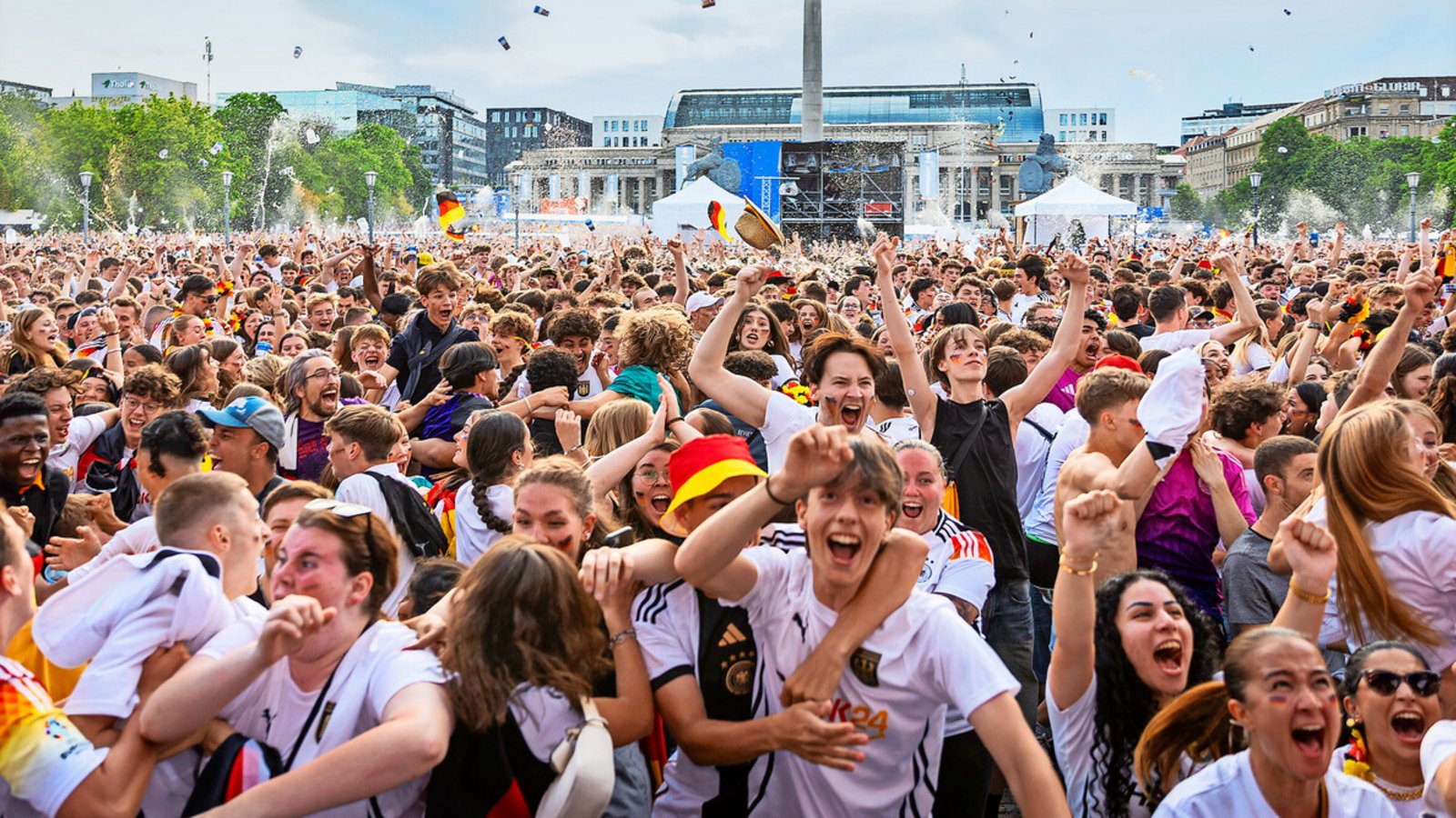 Jubeln mit Deutschland auf dem SchlossplatzFoto: Lichtgut/Julian Rettig