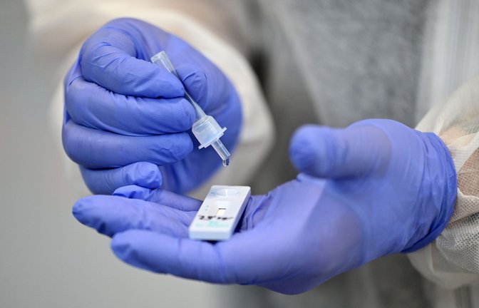 Die Corona-Infektionszahlen steigen wieder. Doch wie gefährlich sind die neuen Varianten?<span class='image-autor'>Foto: dpa/Martin Schutt</span>