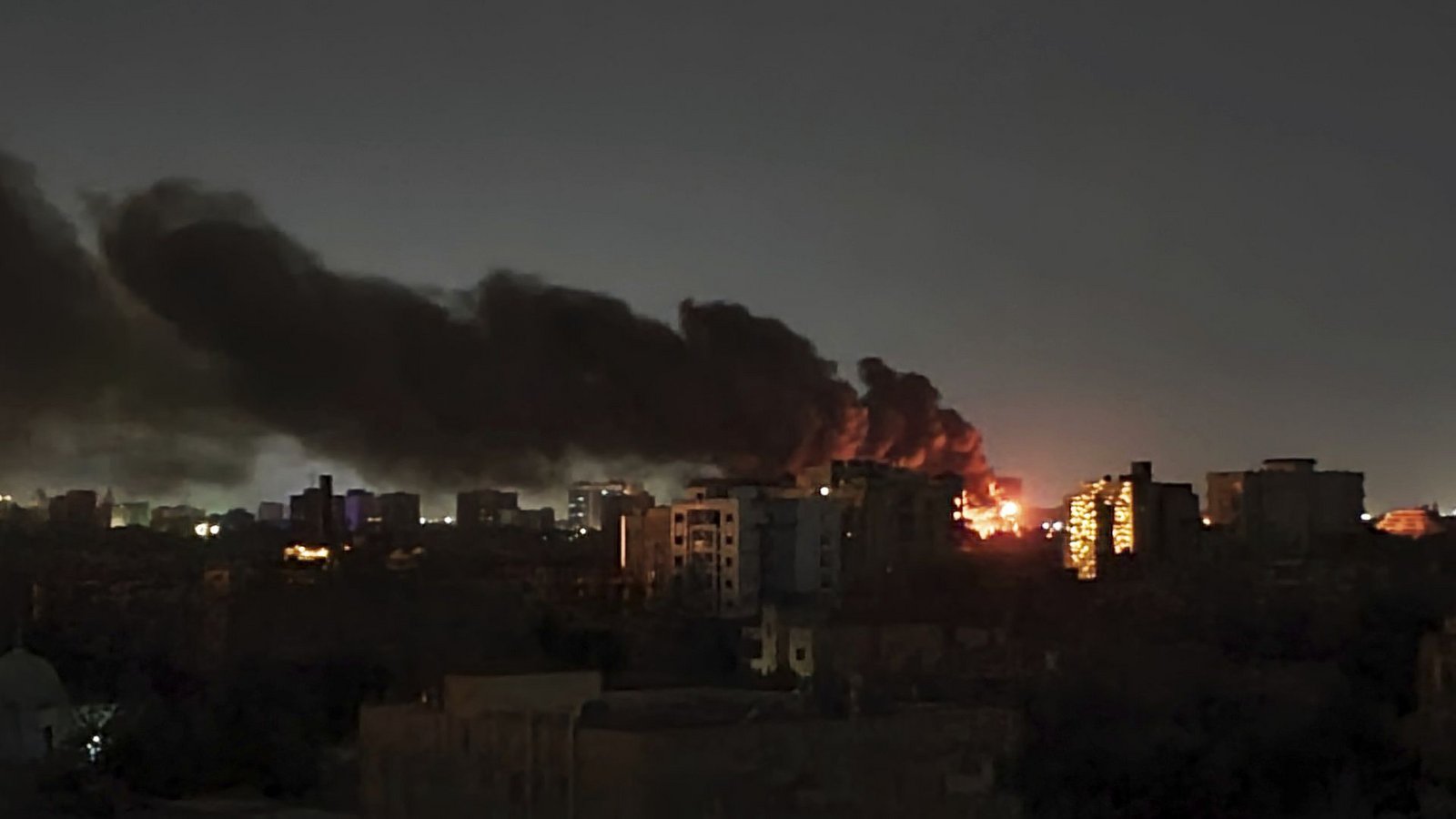 Bei dem Luftangriff kamen laut NGO-Angaben hunderte Zivilsten ums Leben. (Archivbild)Foto: Abdullah Moneim/AP/Abdullah Moneim
