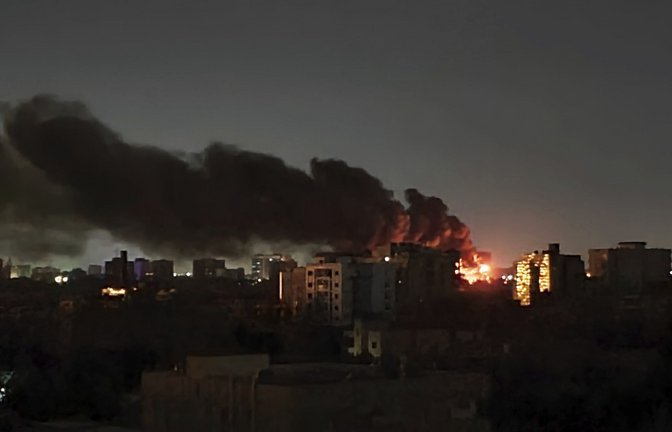 Bei dem Luftangriff kamen laut NGO-Angaben hunderte Zivilsten ums Leben. (Archivbild)<span class='image-autor'>Foto: Abdullah Moneim/AP/Abdullah Moneim</span>