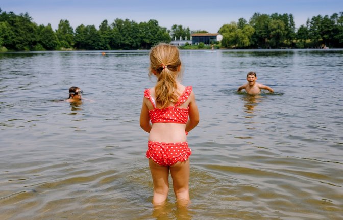 Immer mehr Kinder in Deutschland sind Nichtschwimmer. Laut DLRG-Studie hat über die Hälfte kein Schwimmabzeichen. Was das über Schulen, Eltern und Politik aussagt.<span class='image-autor'>Foto: Irina WS / Shutterstock.com</span>