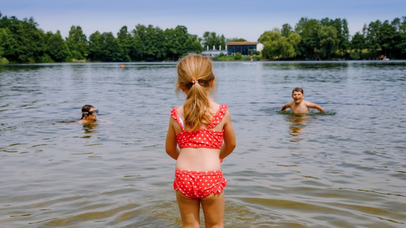 Immer mehr Kinder in Deutschland sind Nichtschwimmer. Laut DLRG-Studie hat über die Hälfte kein Schwimmabzeichen. Was das über Schulen, Eltern und Politik aussagt.Foto: Irina WS / Shutterstock.com Immer mehr Kinder in Deutschland sind Nichtschwimmer. Laut DLRG-Studie hat über die Hälfte kein Schwimmabzeichen. Was das über Schulen, Eltern und Politik aussagt.Foto: Irina WS / Shutterstock.com