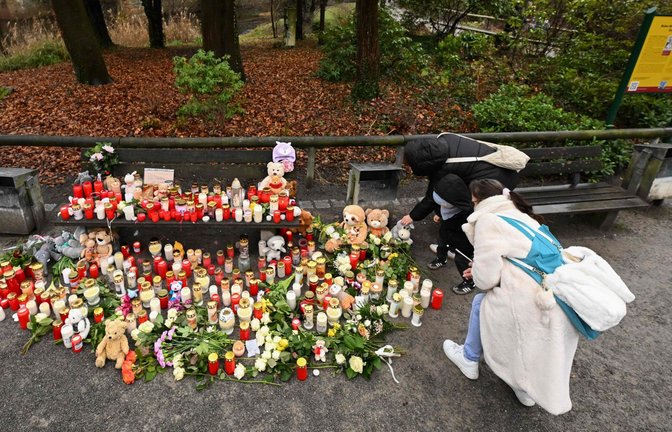 Trauernde in Aschaffenburg: Die Stadt steht nach der Messerattacke unter Schock.<span class='image-autor'>Foto: AFP/Kirill Kudryavtsev</span>