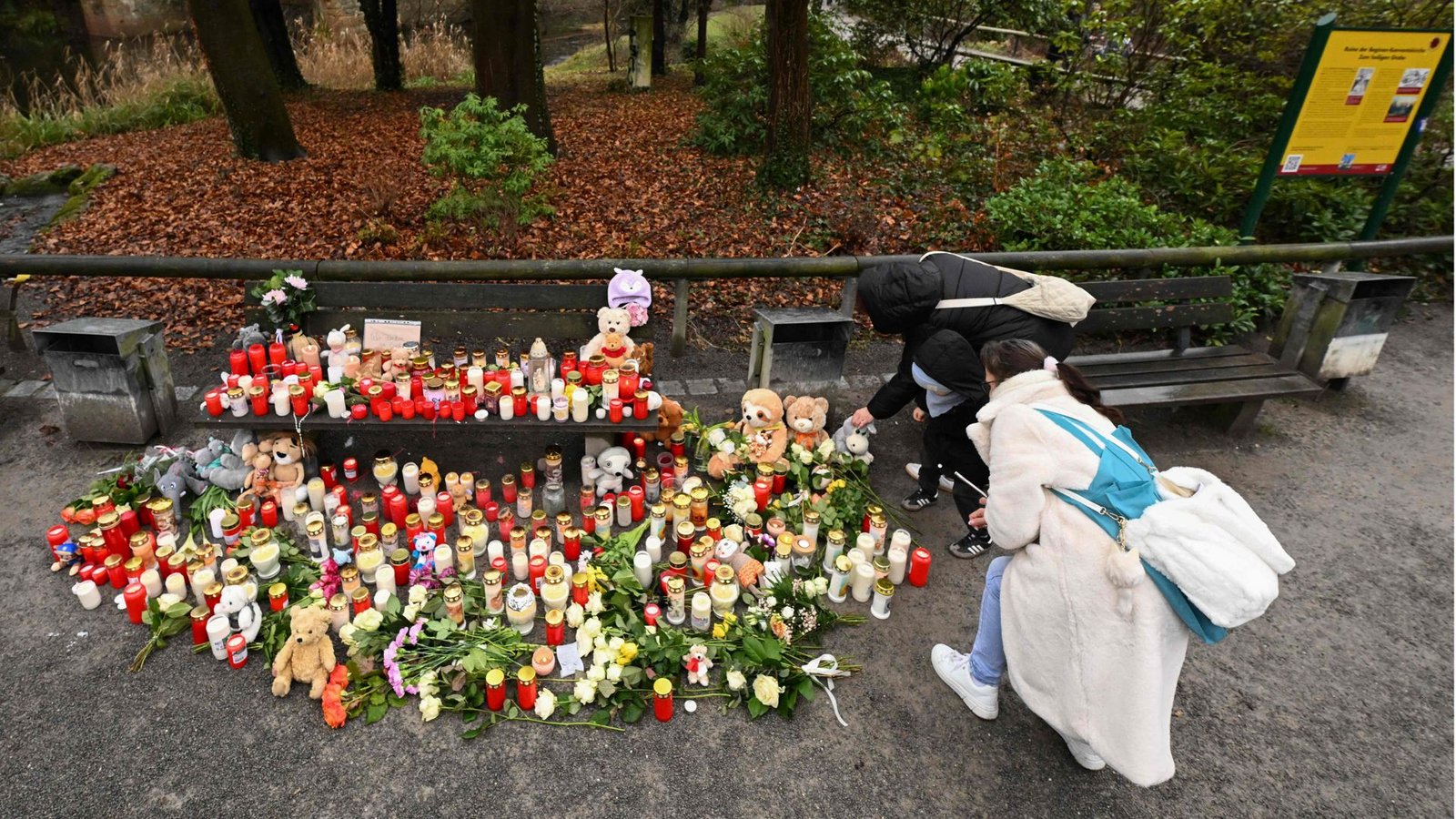 Trauernde in Aschaffenburg: Die Stadt steht nach der Messerattacke unter Schock.Foto: AFP/Kirill Kudryavtsev Trauernde in Aschaffenburg: Die Stadt steht nach der Messerattacke unter Schock.Foto: AFP/Kirill Kudryavtsev