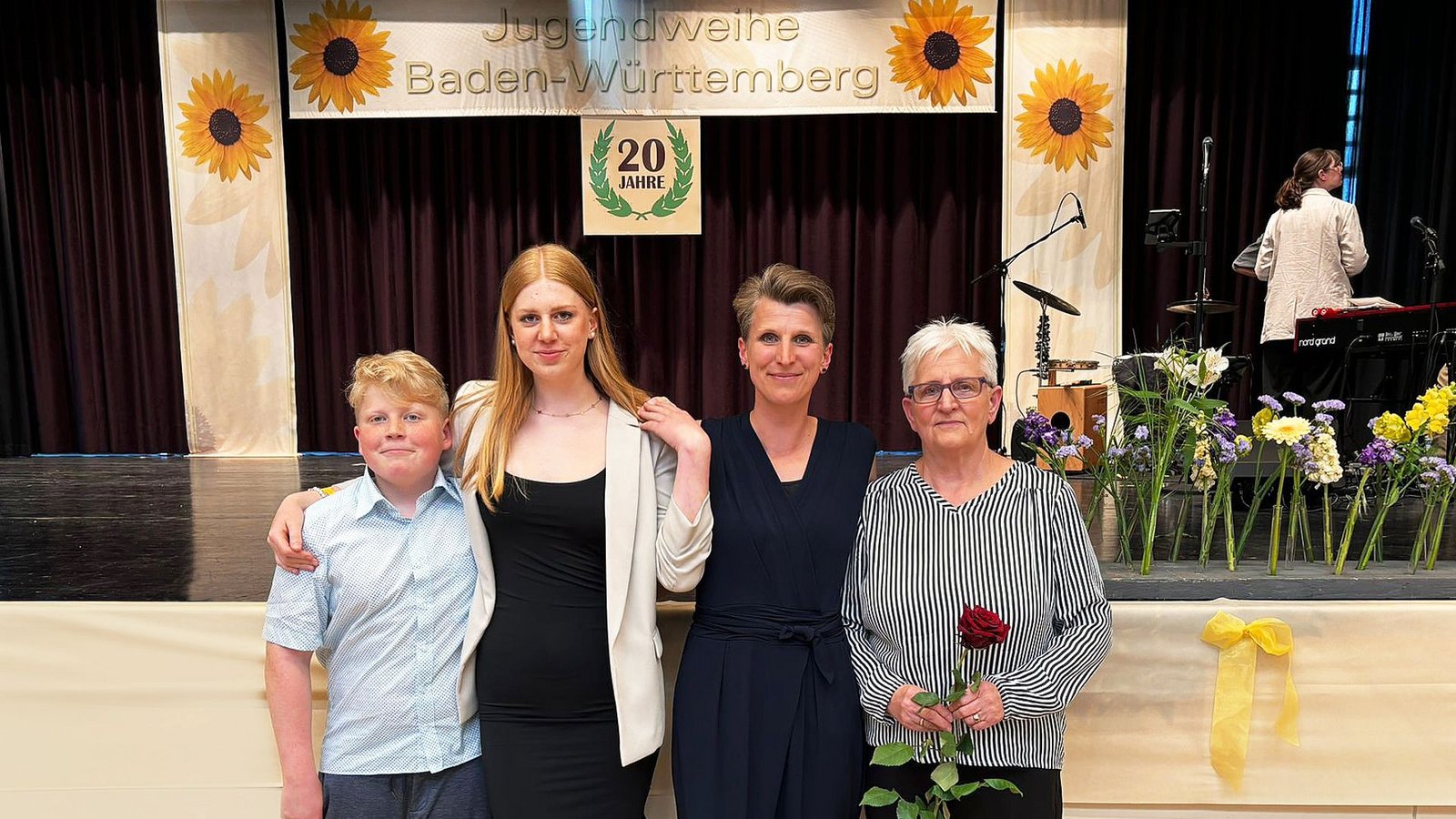 Drei Jugendweihe-Generationen: der 13-jährige Finjas, seine Schwester Neele, Mutter Susanne und Oma VeronikaFoto: privat
