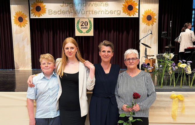Drei Jugendweihe-Generationen: der 13-jährige Finjas, seine Schwester Neele, Mutter Susanne und Oma Veronika<span class='image-autor'>Foto: privat</span>
