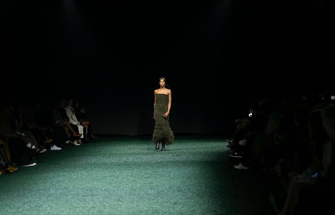 Naomi Campbell trägt eine Kreation von Burberry.<span class='image-autor'>Foto: Scott A Garfitt/Invision/AP/dpa</span>