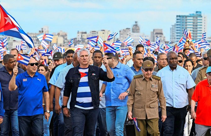 Kubas Machthaber Miguel Diaz-Canel (Mitte) und Raul Castro bei einer Demonstration gegen die Blockade der USA:<span class='image-autor'>Foto: AFP</span>
