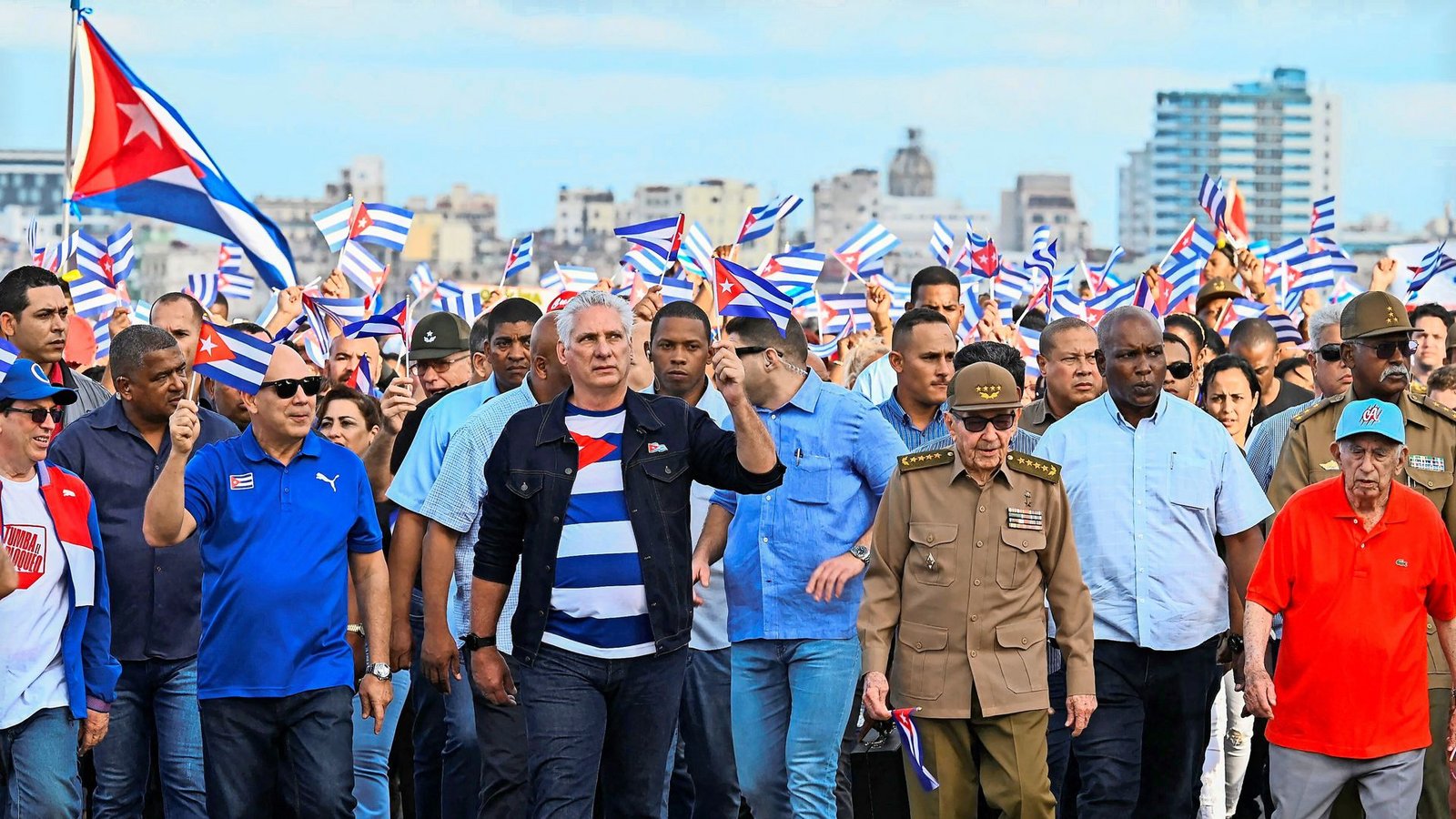 Kubas Machthaber Miguel Diaz-Canel (Mitte) und Raul Castro bei einer Demonstration gegen die Blockade der USA:Foto: AFP