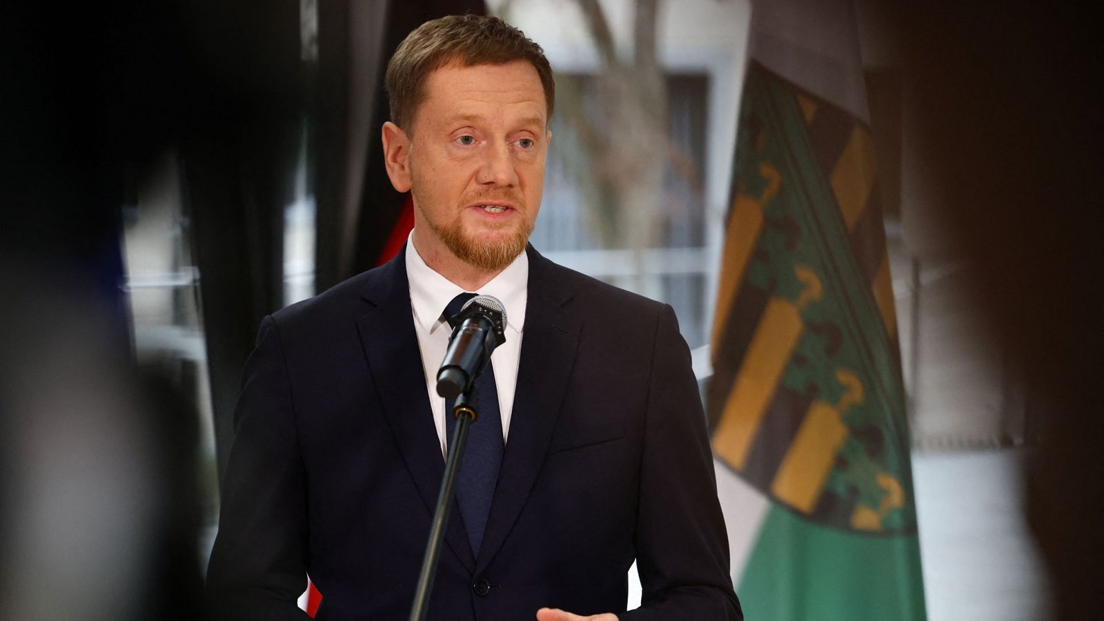 Spricht sich für einen anderen Umgang mit Russland-Sanktionen aus: Sachsens Ministerpräsident Michael Kretschmer.Foto: AFP/JENS SCHLUETER